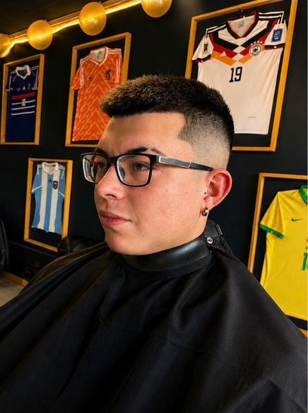 Corte fade visto de frente