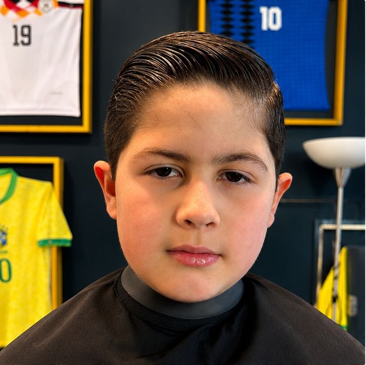 Corte infantil clásico visto de frente